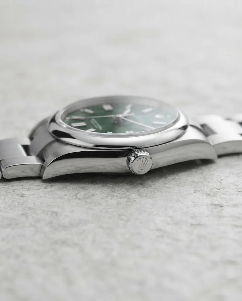 Illustrative render — reading the listing of the Rolex Oyster Perpetual 31 (steel, green dial, Oyster bracelet)