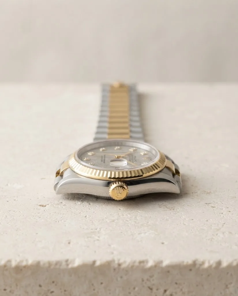 Illustrative render — reading the listing of the Rolex Lady-Datejust 26 69179 (white gold, yellow gold bezel, Jurassic fossil dial, Tridor President, box)
