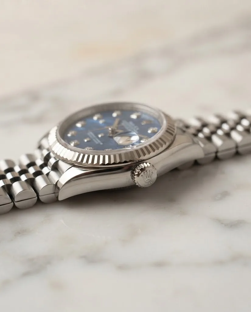 Illustrative render — reading the listing of the Rolex Datejust 31 278274 (steel, white gold fluted bezel, blue floral dial, Jubilee)