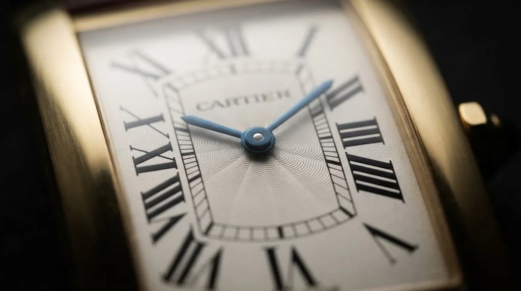 Illustrative render — from the tank to the américaine of the Cartier Tank Américaine small model (18k yellow gold)