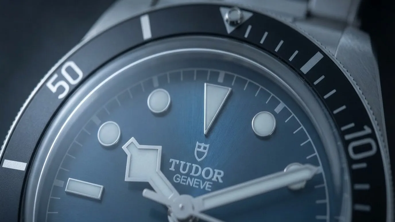 Illustrative render — why 43mm of the Tudor Black Bay 68 43mm M7943A1A0NU-0001 (steel, black bezel, sun-brushed blue dial, steel bracelet)